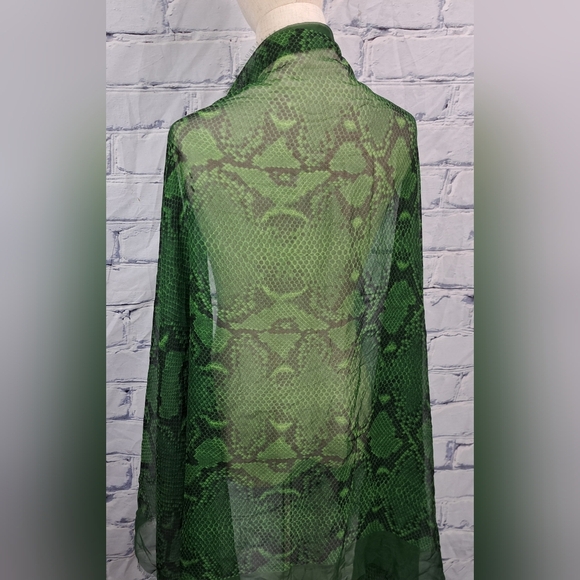 Burberry Women's Scarf Green Reptile Snakeskin 100% Silk Italy 70" x 40" - Picture 12 of 16